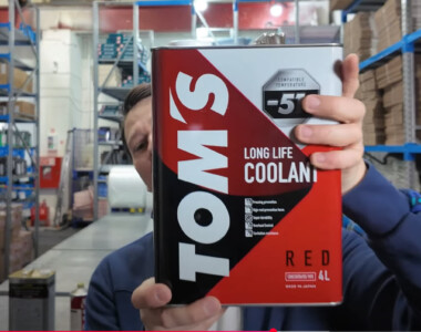 Антон Воронков показывает оригинальный японский антифриз TOM’S Long Life Coolant Red (-51°), рассказывает о его производстве на тех же заводах, что и жидкости Toyota, и объясняет, почему этот продукт надёжнее большинства аналогов в России. Антон Воронков держит канистру японского антифриза TOM’S Long Life Coolant Red (-51°) — обзор и сравнение с оригинальным Toyota Super Long Life Coolant.
