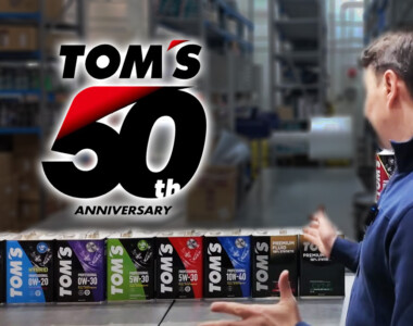 Антон Воронков знакомит с линейкой моторных и трансмиссионных масел TOM’S, представленными на маркетплейсах Ozon и МегаМаркет. Обзор характеристик, базовых масел и спецификаций. Антон Воронков рассказывает про ассортимент японских моторных и трансмиссионных масел TOM’S на складе — обзор линейки для Ozon и МегаМаркет.
